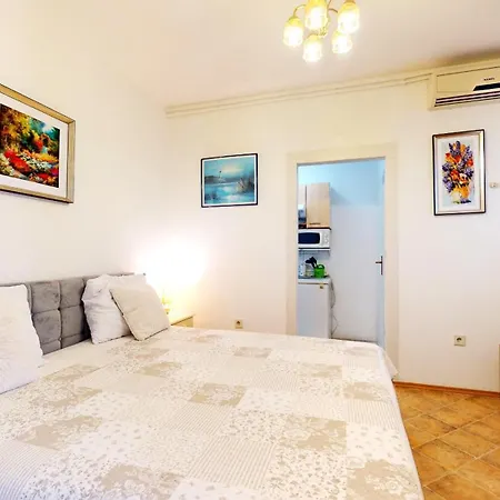 Apartment By The Beach