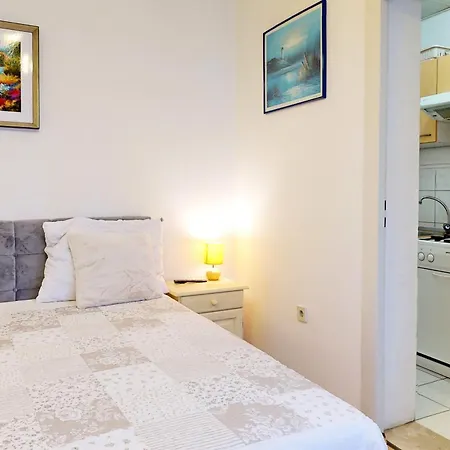 By The Beach Apartment *