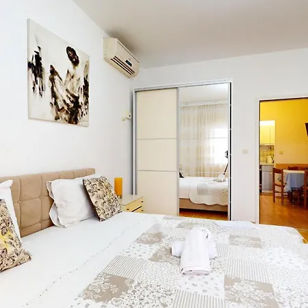 Apartment By The Beach