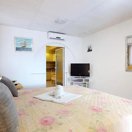 Apartment By The Beach