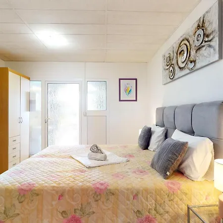 By The Beach Apartment Duce