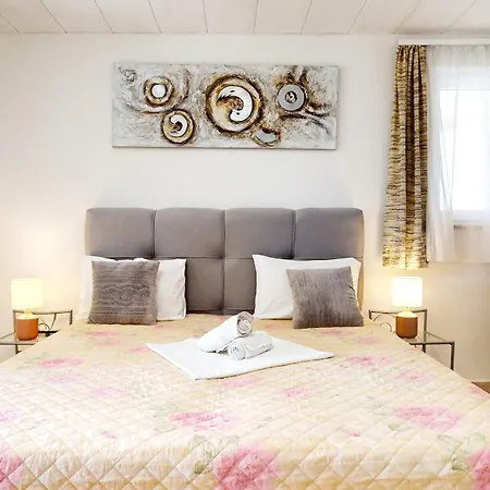By The Beach Apartment Duce