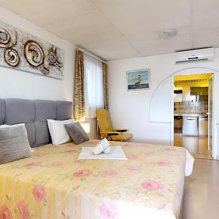 Apartment By The Beach