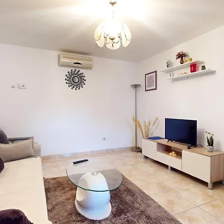 Apartment By The Beach