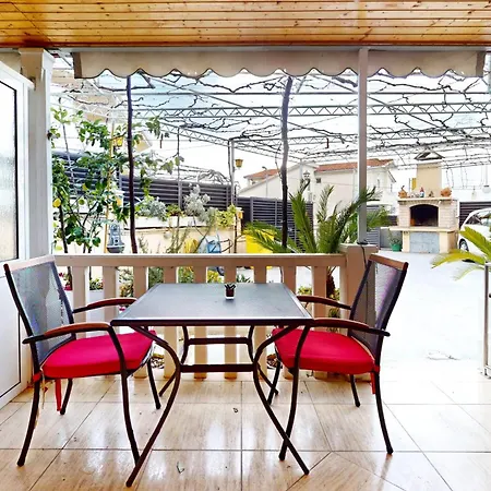 By The Beach Apartment *