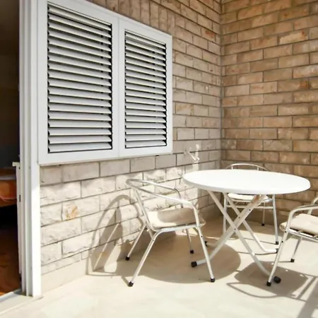By The Beach Apartment Duce