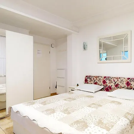 By The Beach Apartment *