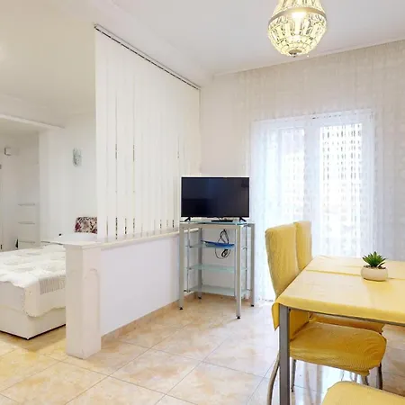 By The Beach Apartment *